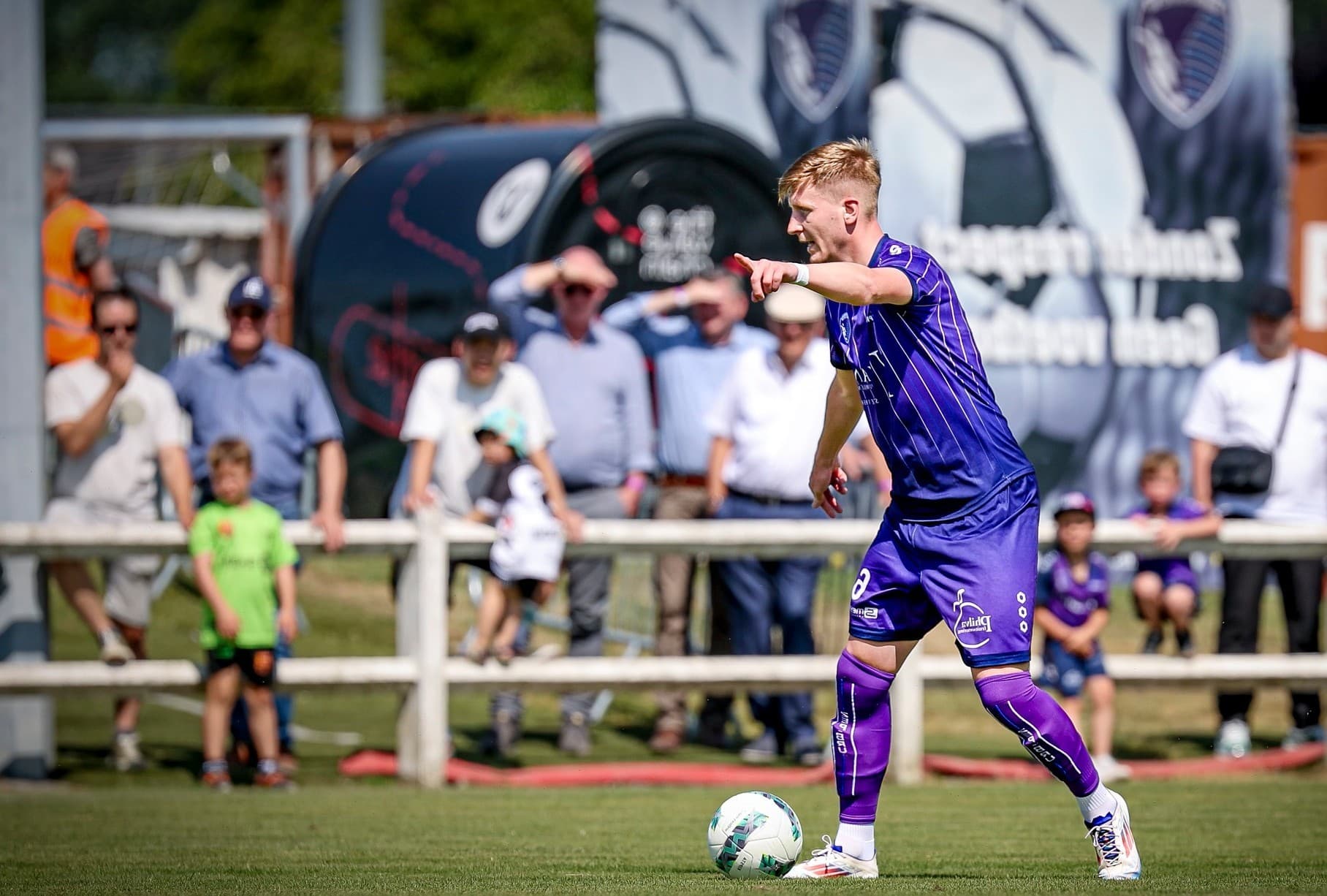KVV Zepperen-Brustem speler in actie met bal